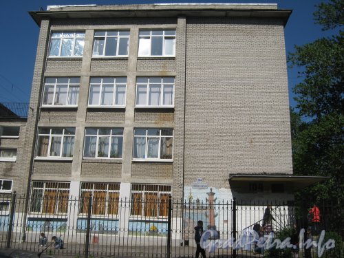 Бульвар Новаторов, дом 104. Общий вид со стороны дома 32 по ул. Танкиста Хрустицкого на 4-этажную часть здания. Фото 23 мая 2012 г.