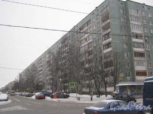 Сиреневый бульвар, дом 22 (справа) и перспектива Сиреневого бульвара от ул. Руднева в сторону улицы Кустодиева. Фото 25 января 2013 г.