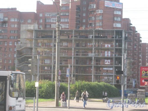 Брестский бульвар. Строительство здания. Вид с ул. Десантников. Фото 12 октября 2013 г.
