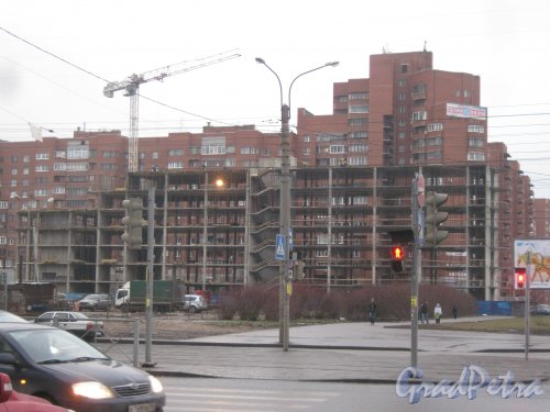 Брестский бульвар. Строительство здания на пересечении с Ленинским пр. Фото декабрь 2013 г.