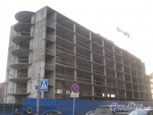 Брестский бульвар. Строящееся здание на пересечении с Ленинским проспектом. Фото декабрь 2013 г.