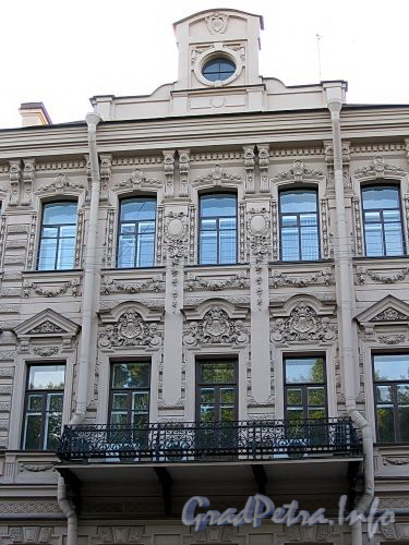Конногвардейский бул., д. 3. Бывший доходный дом. Фрагмент фасада здания. Фото июль 2009 г.