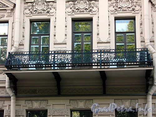 Конногвардейский бул., д. 3. Бывший доходный дом. Балкон. Фото июль 2009 г.