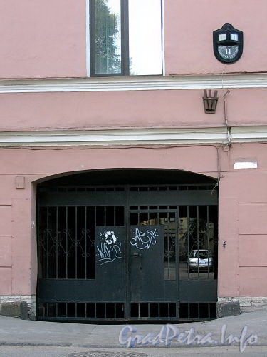 Конногвардейский бул., д. 11. Бывший доходный дом. Решетка ворот. Фото июль 2009 г.