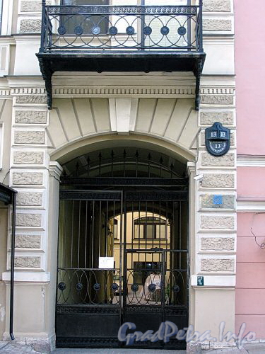 Конногвардейский бул., д. 13. Бывший доходный дом. Решетка ворот и балкон. Фото июль 2009 г. 