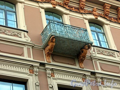 Конногвардейский бул., д. 17. Доходный дом И.О.Утина. Балкон. Фото июль 2009 г.