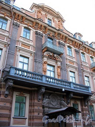 Конногвардейский бул., д. 17. Доходный дом И.О.Утина. Фрагмент фасада здания. Фото июль 2009 г.