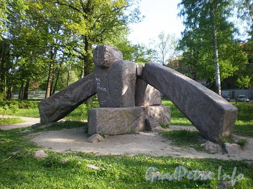 Скульптура «Каменный гребец» на берегу Среднего Суздальского озера. Фото май 2009 г.
