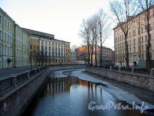 Вид на канал Грибоедова с Демидова моста. Фото 2004 г.