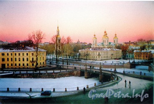 Вид на канал Грибоедова и Крюков канал из дома №66 по Садовой улице. Фото 2004 г. (из книги «Старая Коломна»)