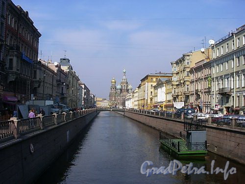 Канал Грибоедова на участке от Казанского моста в сторону реки Мойки. Фото апрель 2004 г.