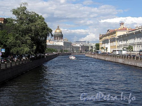 Река Мойка на участке от Поцелуева моста в сторону Почтамтского пешеходного моста. Фото июнь 2010 г.