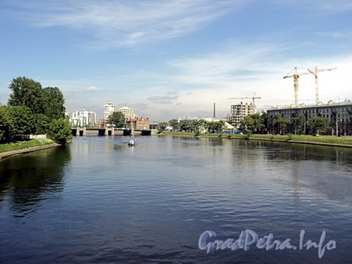 Река Малая Невка на участке от Лазаревского моста в сторону Большого Крестовского моста. Фото июнь 2010 г.