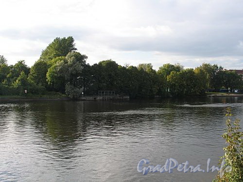 Река Малая Невка. Вид с Песочной набережной. Фото сентябрь 2010 г.