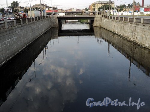 Обводный канал на участке от Можайского моста в сторону Рузовского моста. Фото август 2010 г.