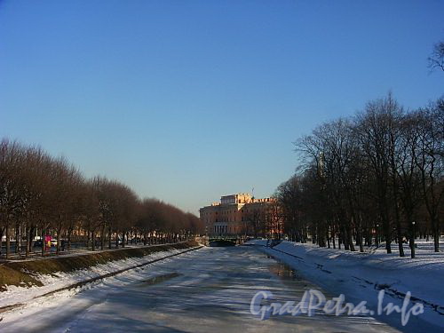 Река Мойка на участке от 2-го Садового моста в сторону 1-го Садового моста. Фото март 2004 г.
