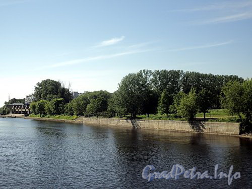 Правый берег Малой Невки на участке от Лазаревского моста в сторону Большого Петровского моста. Фото июнь 2010 г.