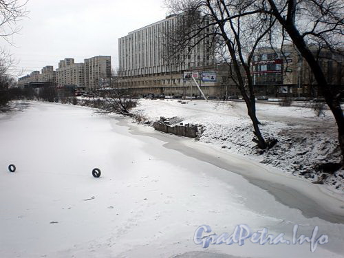 Река Смоленка на участке от Ново-Андреевского моста в сторону Наличного моста. Фото декабрь 2009 г.