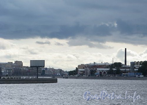 Вид на Неву со Свердловской набережной в сторону Литейного моста. Фото июнь 2009 г.