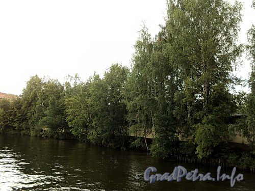 Река Смоленка на участке между Уральским мостом и Малой Невой. Фото август 2010 г.