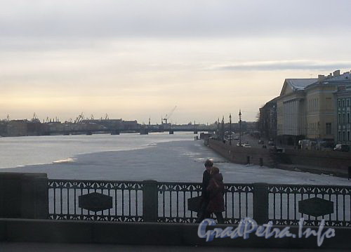 Вид на Неву с Дворцового моста. Фото март 2004 г.