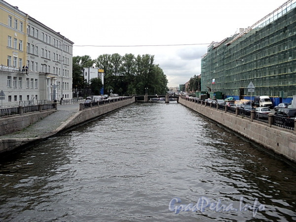 Крюков канал на участке от моста Декабристов в сторону Матвеева моста. Фото август 2011 г.