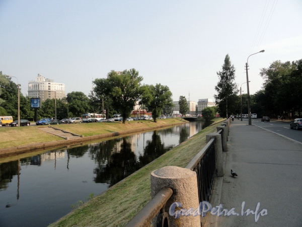 Черная речка на участке от Ланского моста в сторону Чернореченского моста. Фото 2011 г.