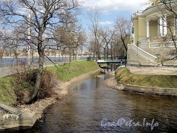 Малый канал на участке от 20-го Каменноостровского моста в сторону 3-го Каменноостровского моста. Фото май 2011 г.