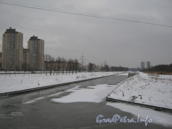 Перспектива Дудергофского канала от моста Партизана Германа в сторону Полежаевского парка.