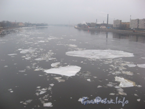 Перспектива реки Нева в сторону центра с Володарского моста. Фото апрель 2009г.