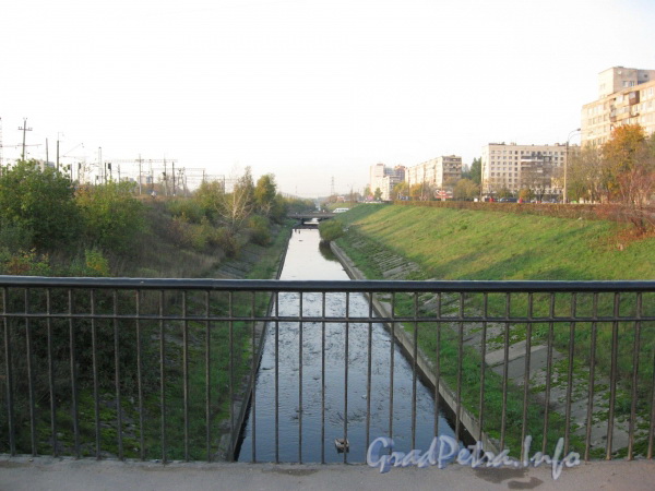 Перспектива реки Волковки от проспекта Славы в сторону Волковой деревни. Фото октябрь 2007 г.
