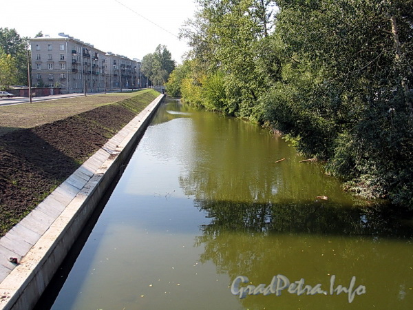 Черная речка на участке от Коломяжского моста в сторону нового моста в створе Карельского переулка. Фото август 2011 г.
