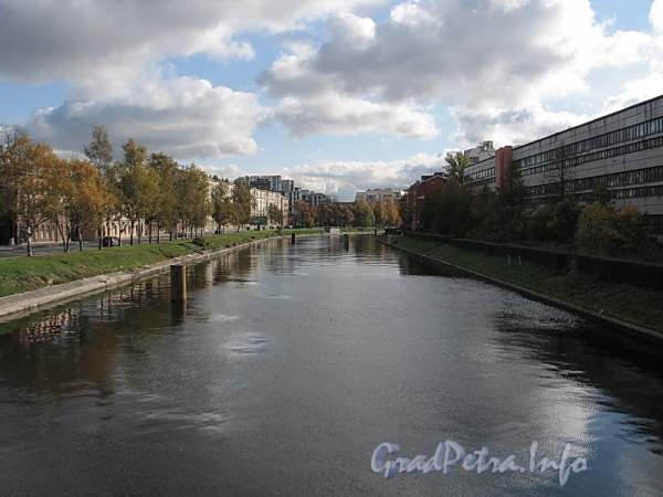 Река Ждановка на участке от Мало-Петровского моста в сторону 4-го Ждановского моста. Фото октябрь 2011 г.