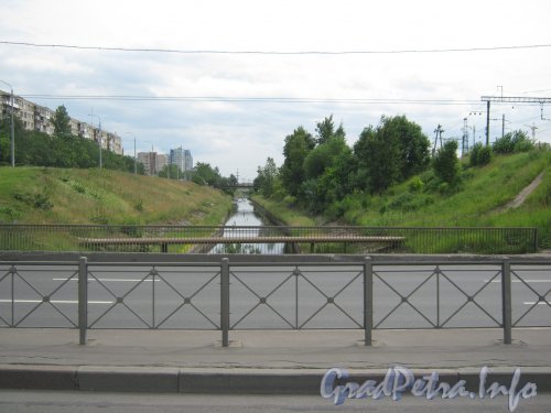 Река Волковка. Ново-Волковский мост. Вид в сторону Купчино. Фото июль 2012 г.