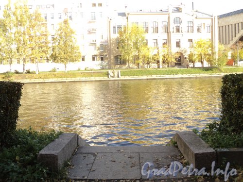 Река Ждановка. Спуски к воде по берегам на участке между Ново-Петровским и 4-м Ждановским мостами. Фото октябрь 2011 года.