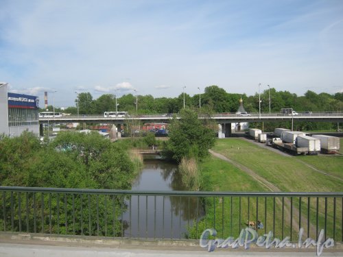 Река Красненькая. Общий вид с Автовского трамвайного путепровода в сторону Кронштадтского путепровода. Фото 29 мая 2012 г.