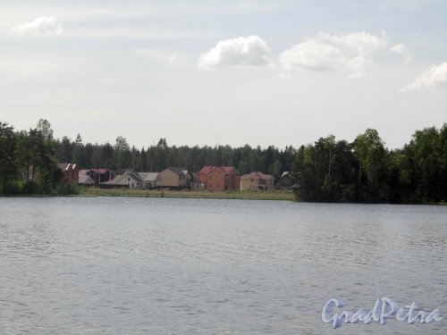 Медное озеро. Коттеджи, построенные в черте береговой линии. Фото 15 июня 2012 г.
