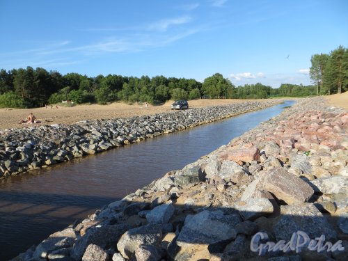 Устье реки Малая Сестра после производства работ по благоустройству. Фото 4 июля 2013 г.
