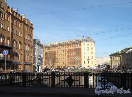 Вид на канал Грибоедова в сторону Сенной площади с Кокушкина моста. Фото октябрь 2013 г.