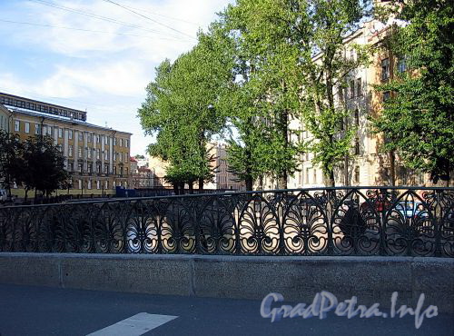 Ограда Демидова моста через канал Грибоедова в створе Переулка Гривцова. Фото 2008 года.