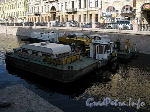Работы по очистке канала Грибоедова. Фото июль 2009 г.