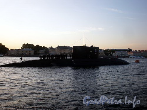 Акватория Невы. Подлодка, прибывшая на празднование Дня ВМФ. Фото июль 2009 г.