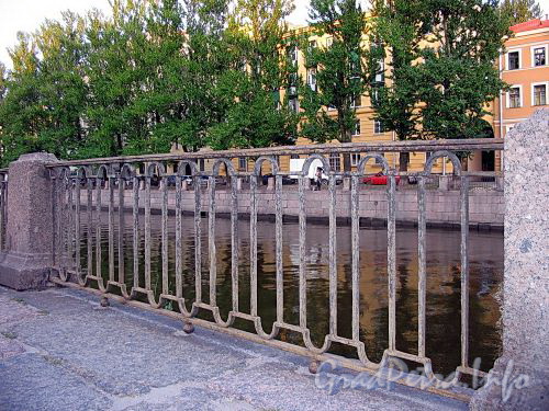 Ограда набережной канала Грибоедова в районе Коломенского моста. Фото август 2009 г.