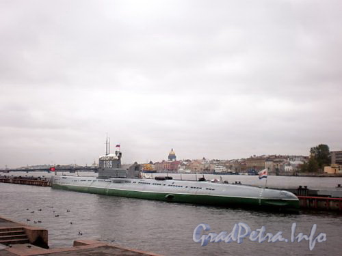 Подводная лодка на рейде у причала на набережной Лейтенанта Шмидта. Фото октябрь 2009 г.