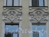 2-я линия В.О., д. 15. Бывший доходный дом. Фрагмент фасада здания. Фото июль 2009 г.