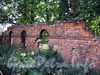 Фрагмент кирпичной ограды Ларинской гимназии между домами 22 и 28 по 5-ой линии В.О. Фото август 2009 г.