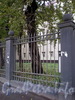 Фрагмент ограды между домами 3 и 5 по Косой линии. Фото октябрь 2009 г.