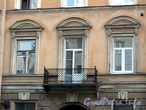 3-я линия В.О., д. 24. Бывший доходный дом. Фрагмент фасада здания. Фото июль 2009 г.