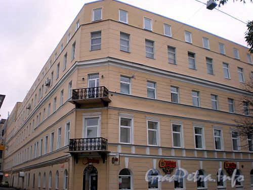 17-я линия В.О., д. 4-6 (левая часть) / Финляндский пер., д. 1. Бывший доходный дом. Общий вид здания. Фото октябрь 2009 г.