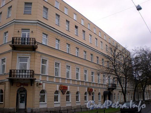 17-я линия В.О., д. 4-6 (левая часть) / Финляндский пер., д. 1. Бывший доходный дом. Фасад по линии. Фото октябрь 2009 г.
